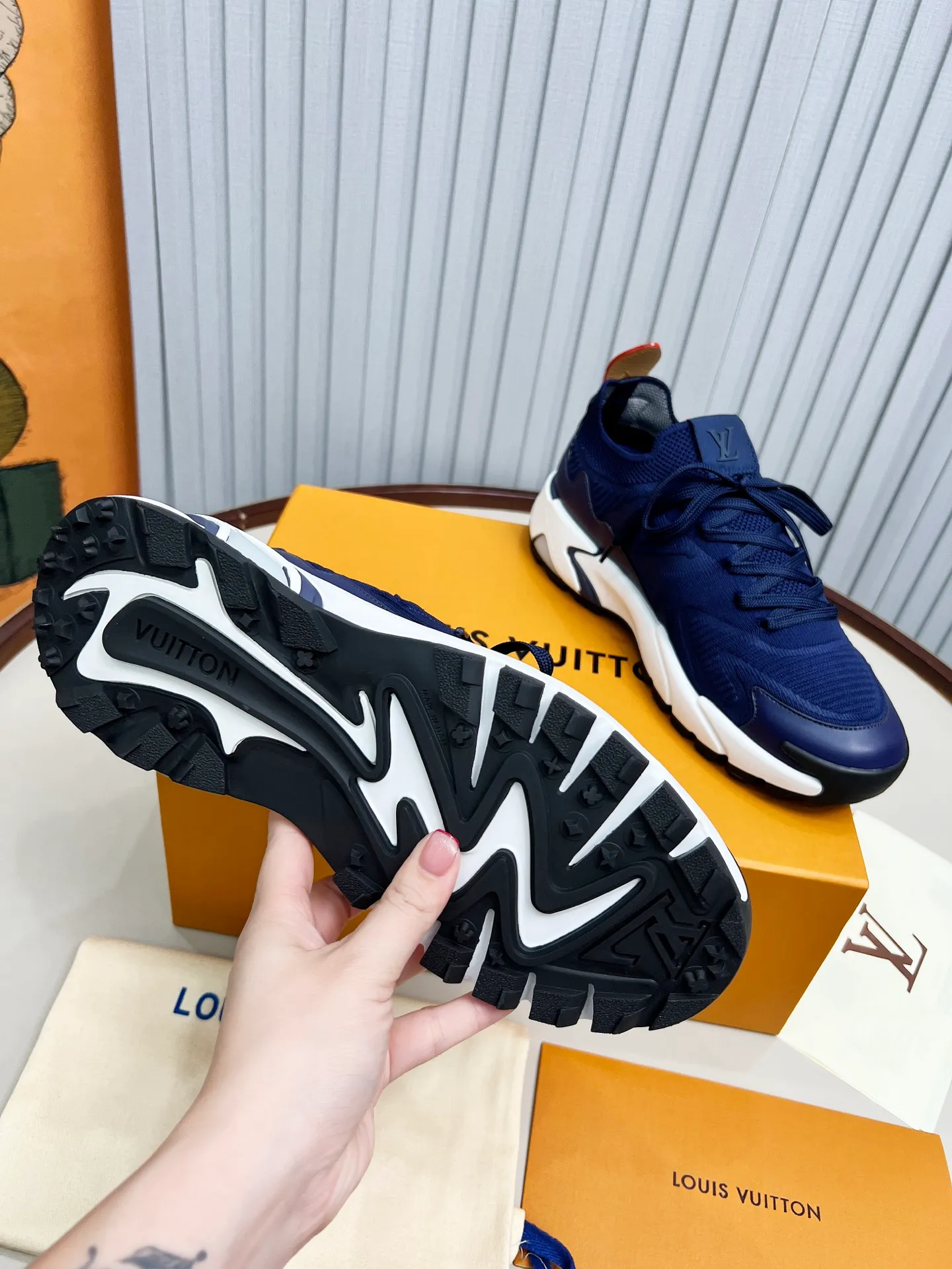 Top version: 560💰 LV Louis Vuitton L Jialu brand Runner Tatic series thick-soled casual sports shoes running shoes Original purchase development and production This LV Runner Tatic sports shoe is blended with fly-knit fabric material to interpret the inspiration of traditional mountaineering shoes. The LV letters are written on one side, the Louis Vuitton logo, and the light and wear-resistant rubber outsole complete the whole package. The delivery counter is exquisitely packaged🛍📦 ▪️Fabrics: Original imported custom fly-knit fabric ▪️Inner lining: Original custom-made breathable mesh ▪️Sole: Original molded anti-slip rubber combination material ▪️Sole thickness: 4CM ▪️Size: Men's 39-45